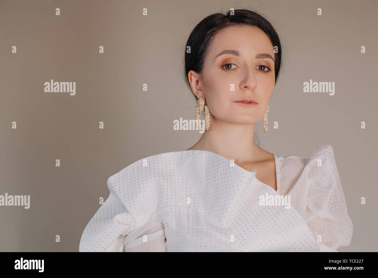 Porträt einer Frau, die in einem eleganten Rüschen Bluse Stockfoto