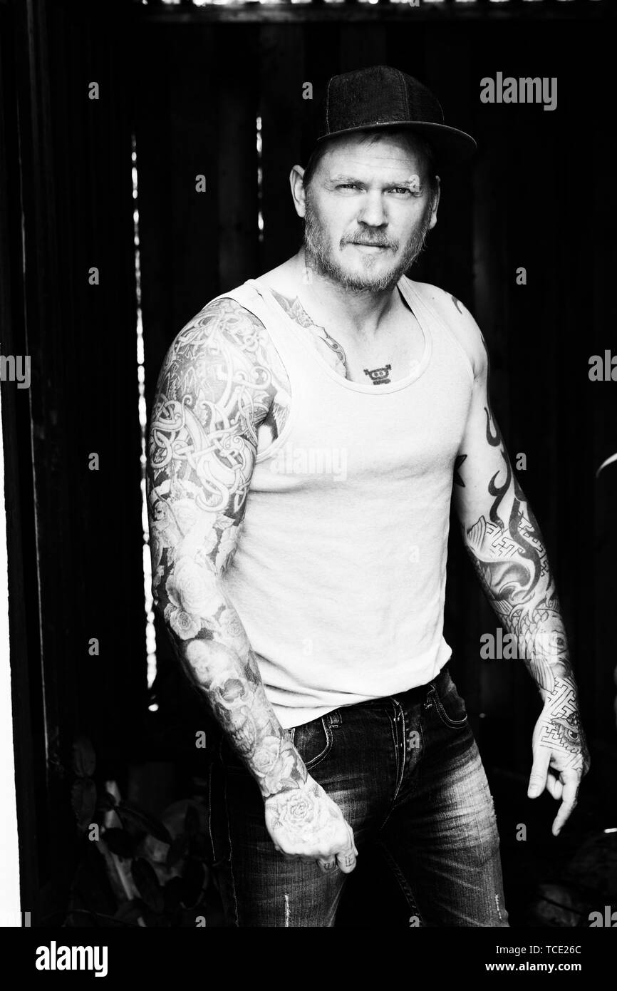 Porträt eines Mannes mit tattoos Stockfoto