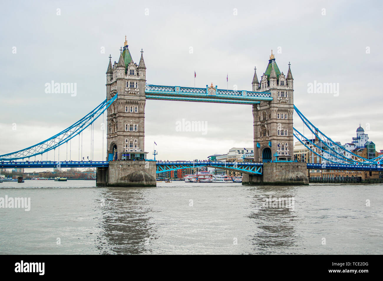 Die Tower Bridge über die Themse, London, Vereinigtes Königreich Stockfoto