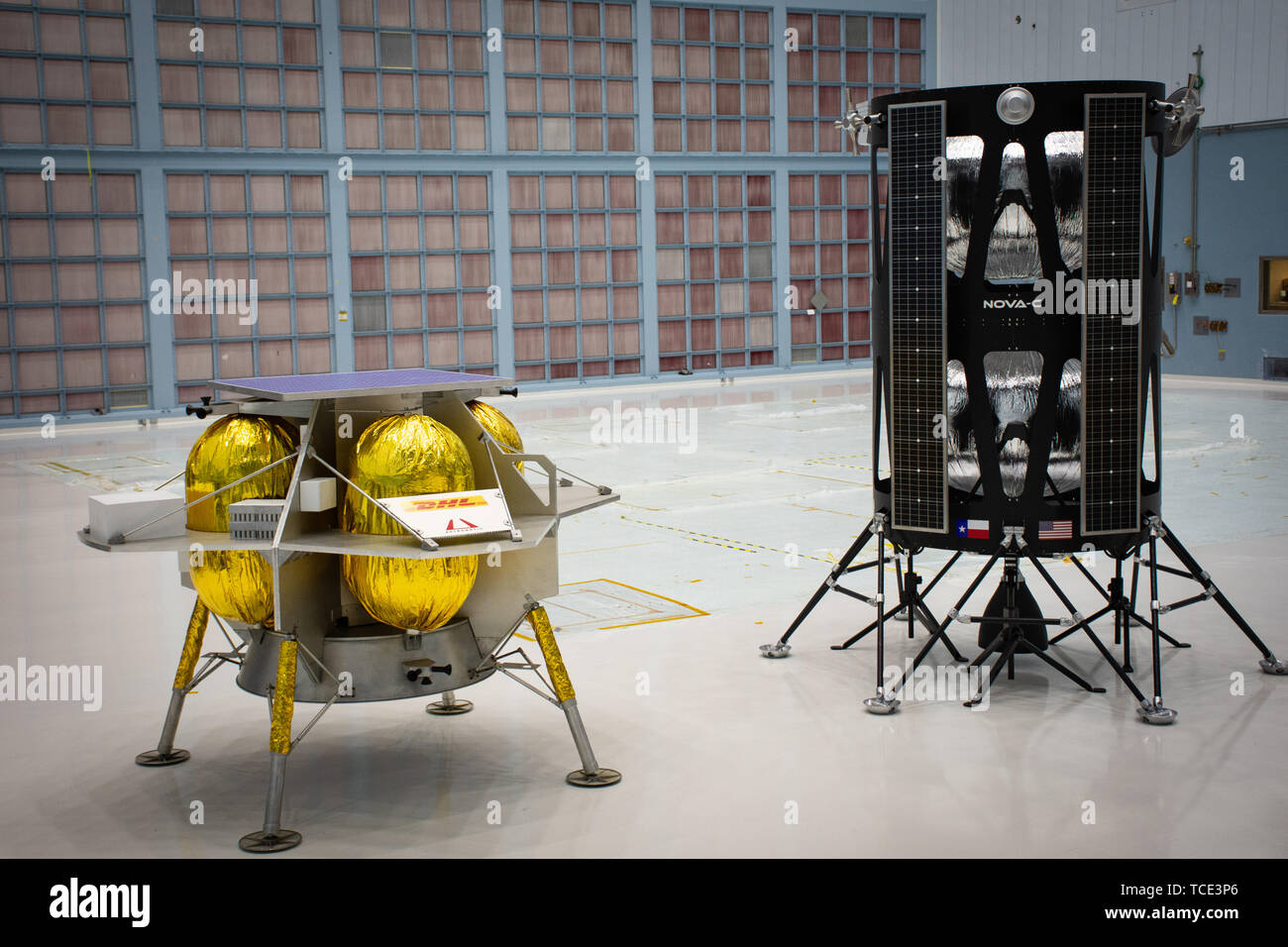 Die Nova-C Lunar Lander von der intuitiven Maschinen, rechts, und der Astrobotic Peregrine Lunar Lander, alle für die NASA Commercial Lunar Nutzlast Dienstleistungen Artemis Programm entwickelt, auf Anzeige am Goddard Space Flight Center und dem 31. Mai 2019 in Greenbelt, Maryland. Die Inselbewohner waren zwei der drei kommerzielle Anbieter, die von der NASA ausgewählt eine Nutzlast auf der Mondoberfläche bis 2014 tragen. Stockfoto