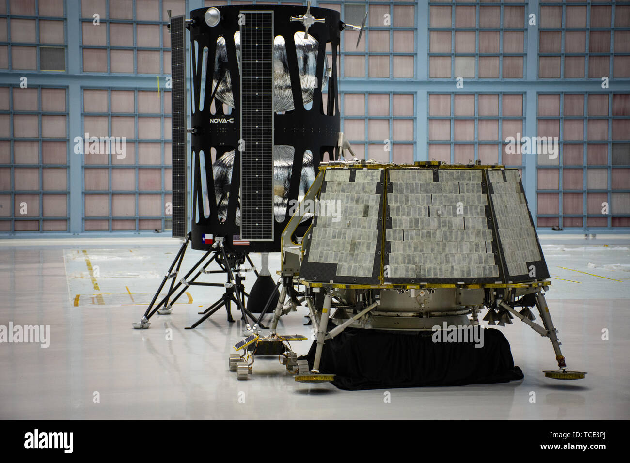 Die OrbitBeyond Z-01 Lunar Lander, rechts, und der Nova-C lander von der intuitiven Maschinen entworfen für die NASA Commercial Lunar Nutzlast Dienstleistungen Artemis Programm auf Anzeige am Goddard Space Flight Center und dem 31. Mai 2019 in Greenbelt, Maryland. Die Inselbewohner sind zwei der drei kommerzielle Anbieter, die von der NASA ausgewählt eine Nutzlast auf der Mondoberfläche bis 2014 tragen. Stockfoto