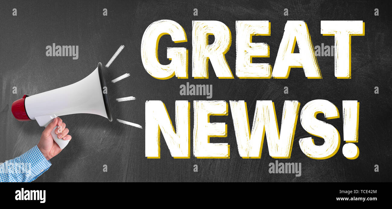 Hand des Kaufmanns holding Megaphon oder Megaphon gegen Tafel mit dem Text GROSSE NACHRICHTEN Stockfoto