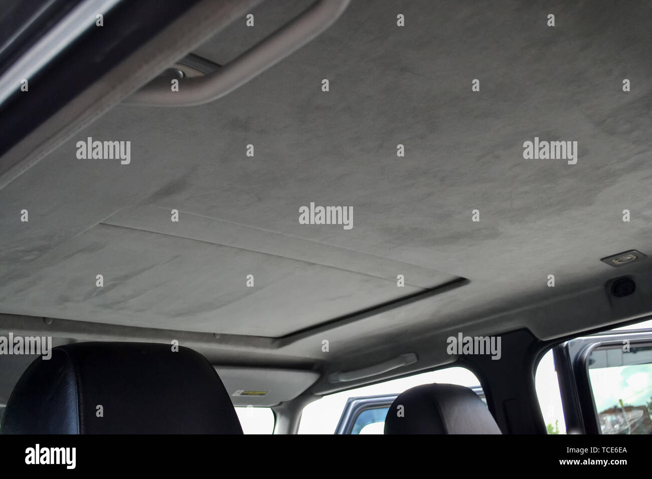 Die Decke der SUV-Auto mit Schiebedach durch graue weiche Material