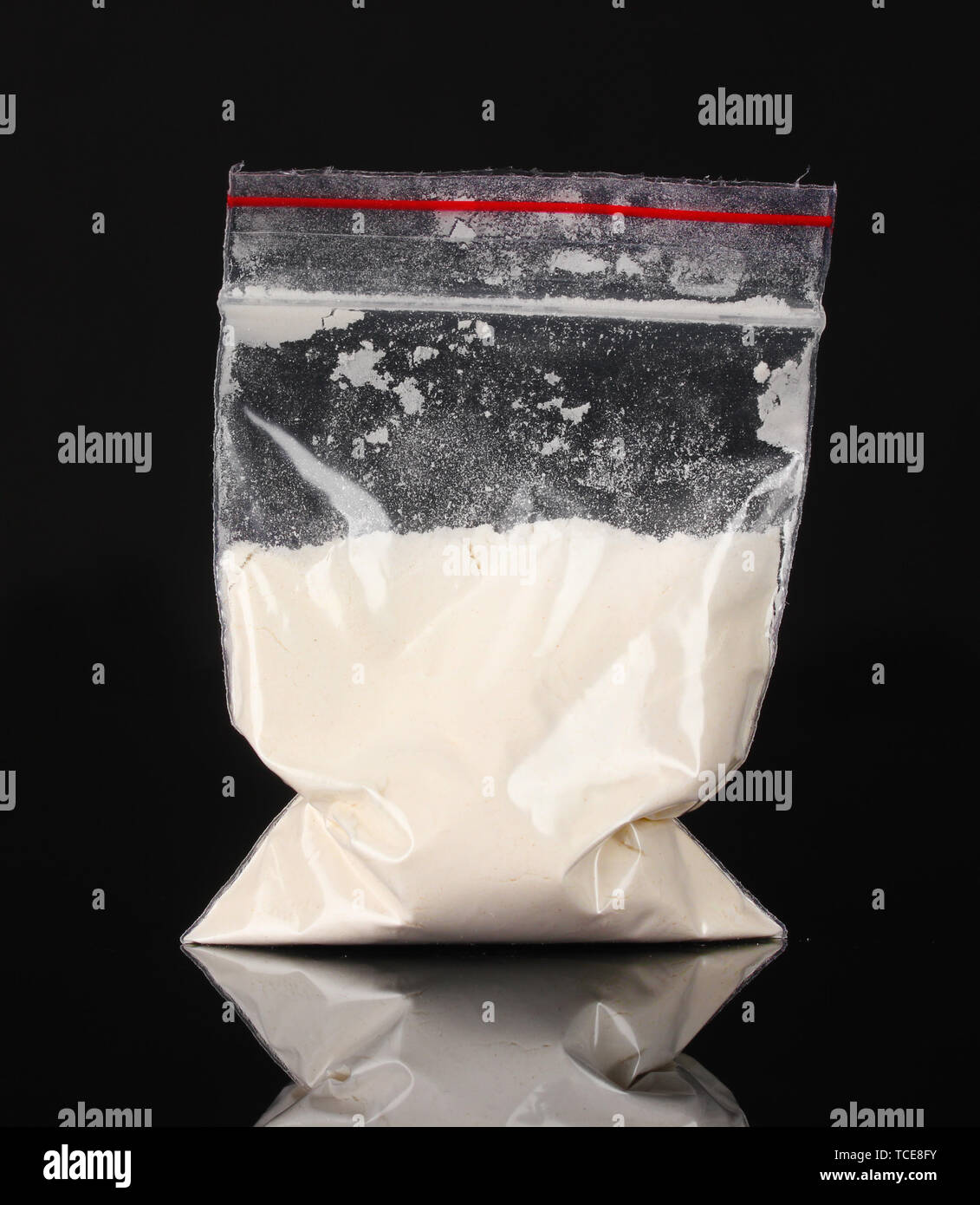 Kokain im Paket auf schwarzem Hintergrund Stockfoto