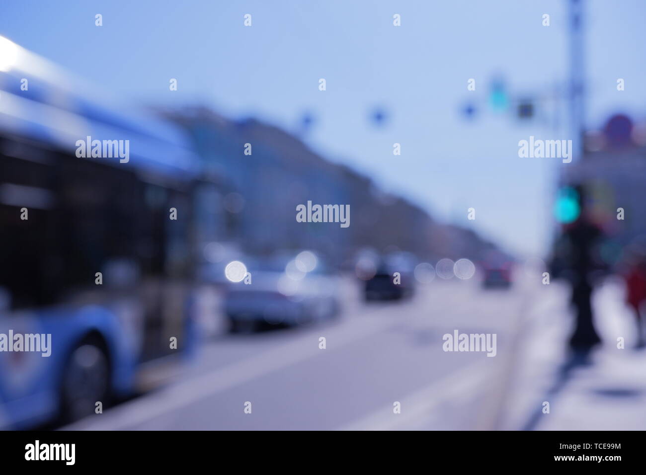 Stadt Straße mit Pkw und Bus. High key Bild unscharf. Autos, Gesichter unkenntlich, gebleicht Wirkung. Defokussierten Bild der Straße. sonnig Stockfoto