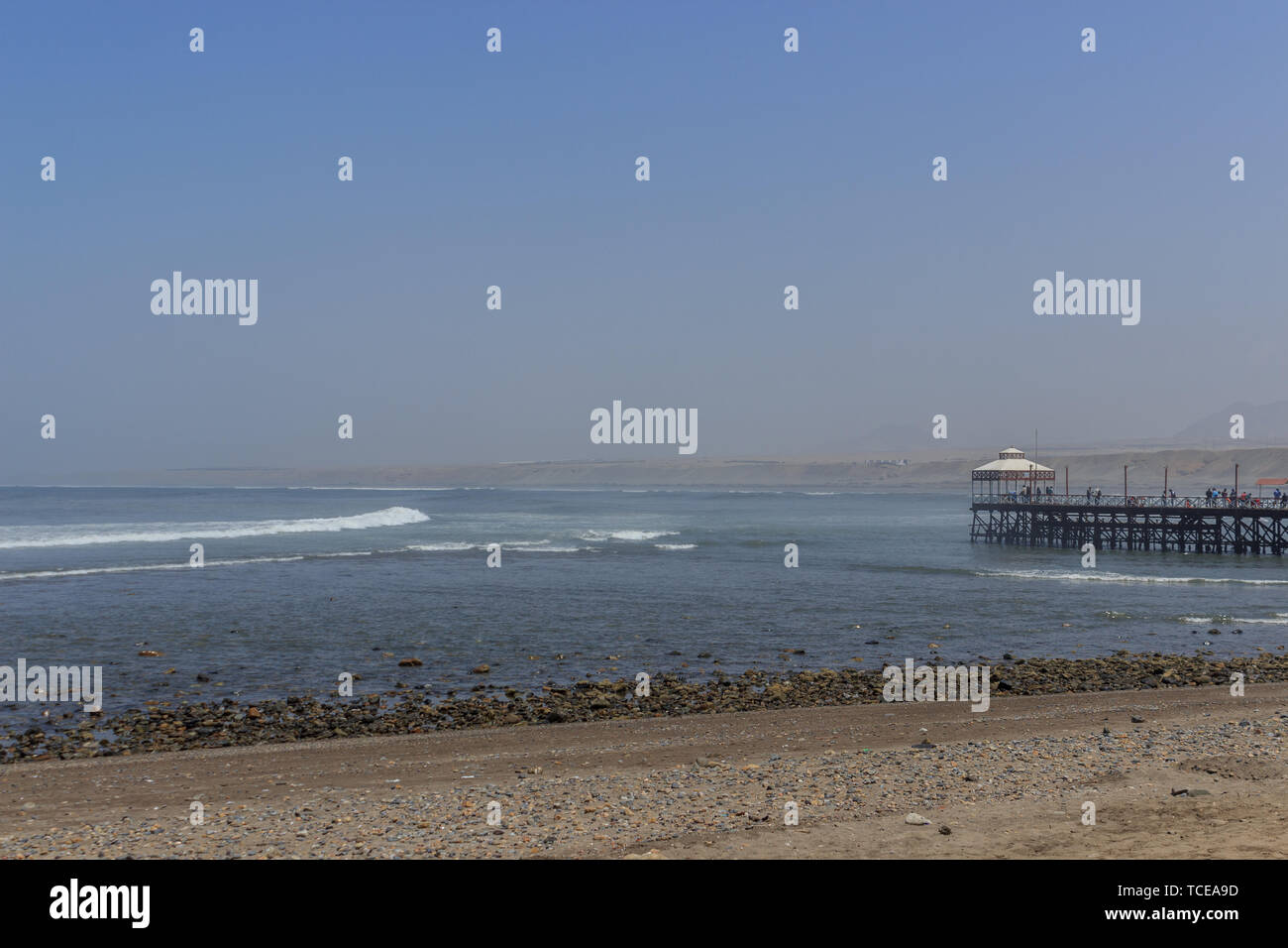 Surfen Strand mit Pier in Lima, Peru Stockfoto