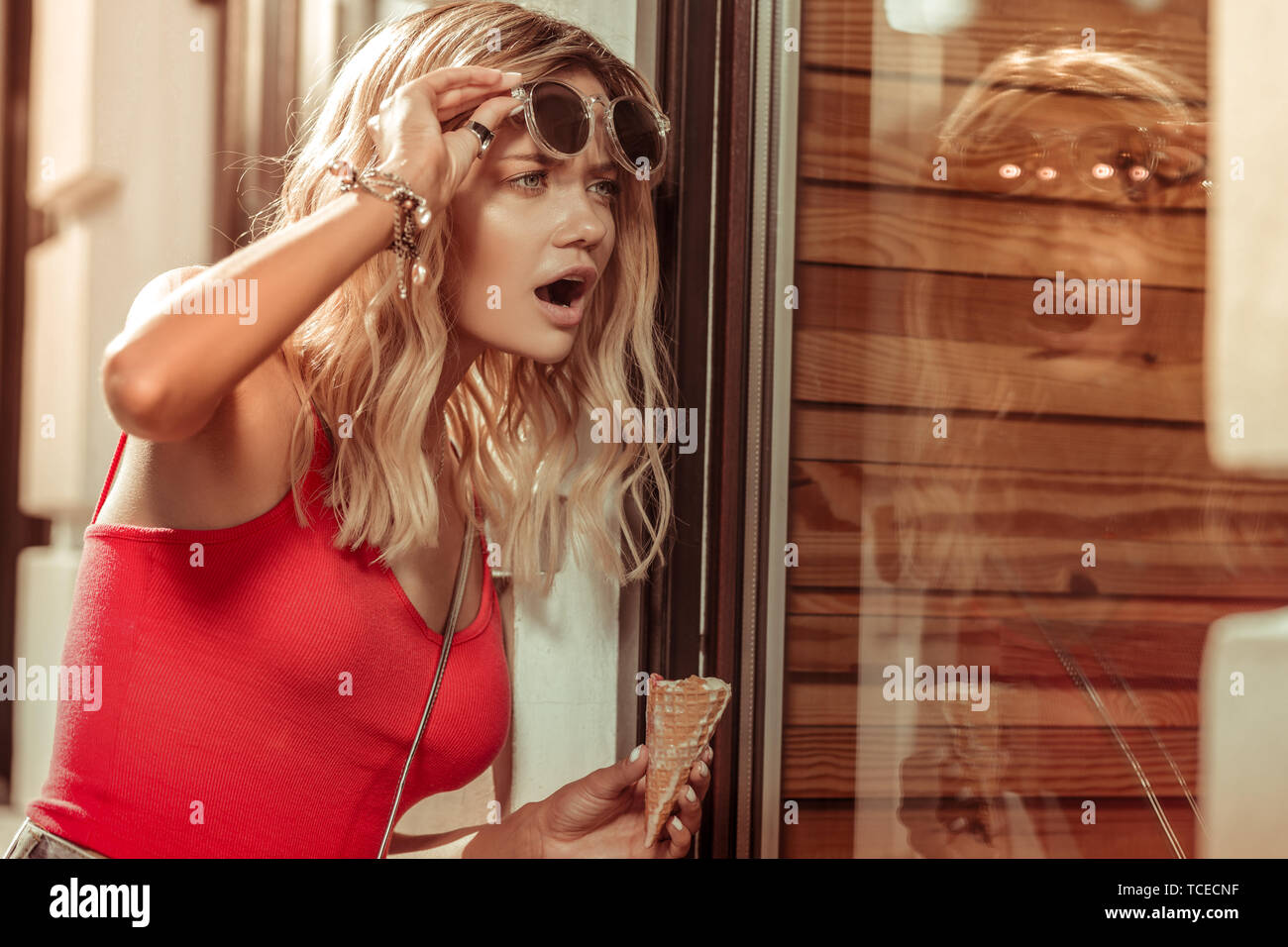 Erstaunt, Frau. Gesicht - Portrait von erfreulichen charmant Verführerisch schöne bezaubernde Dunkelhaarige Gefühl schockiert und erstaunt, während das Fenster suchen Stockfoto