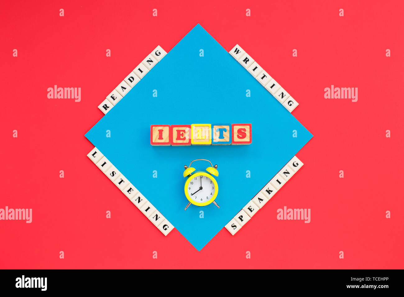 Wort IELTS und Worte Lesen, Hören, Schreiben, Sprechen und Alarm an Farbe Hintergrund. USA Prüfung. Der Englischen Sprache Konzept, Stockfoto