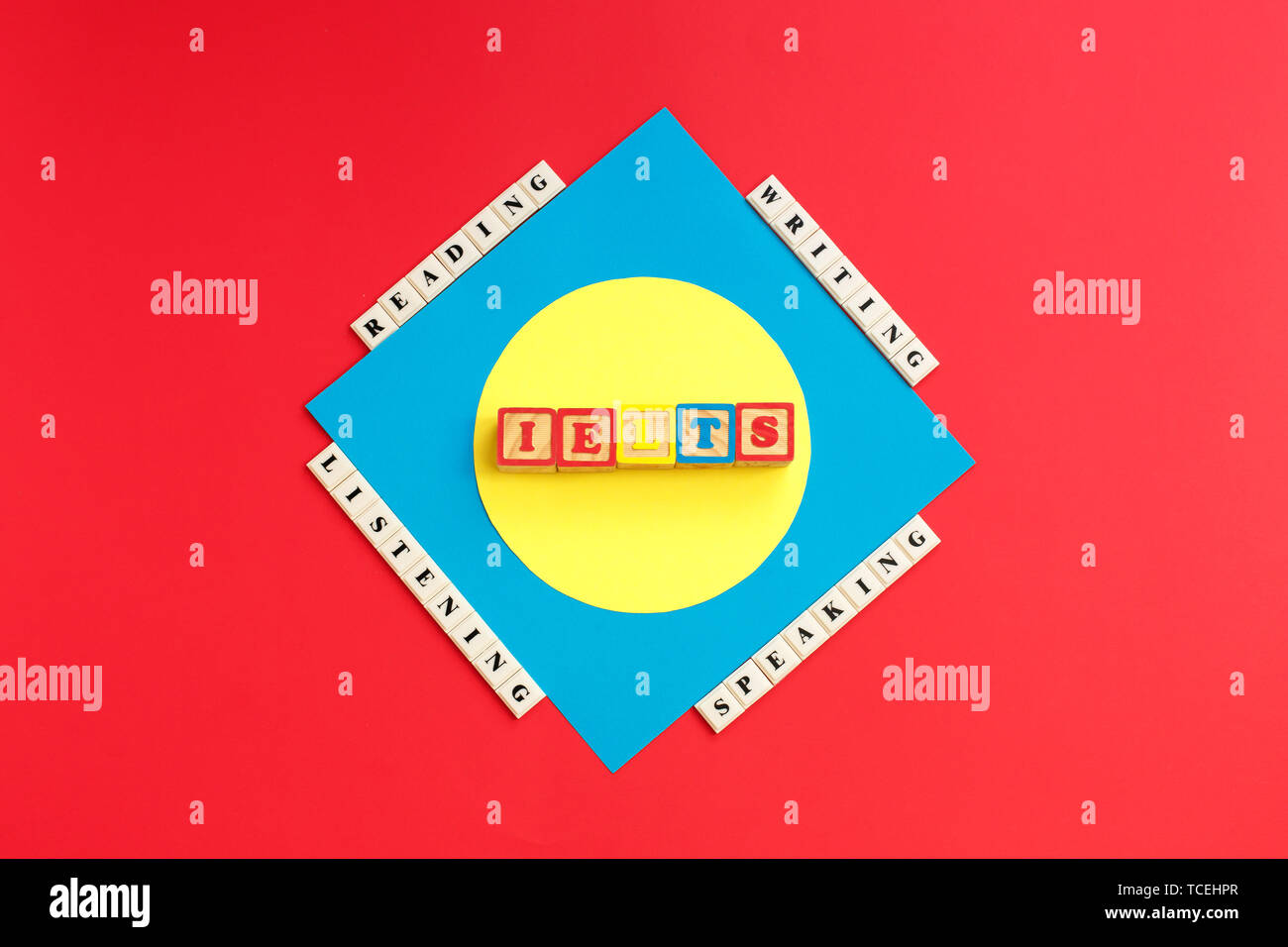 Wort IELTS und Worte Lesen, Hören, Schreiben, Sprechen auf farbigen Hintergrund. USA Prüfung. Der Englischen Sprache Konzept, Stockfoto