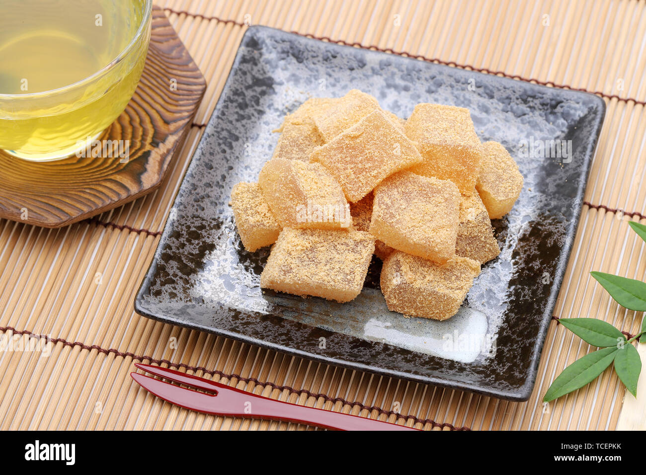 Japanische Süßwaren, Warabi mochi traditionelle Spezialitäten Stockfoto