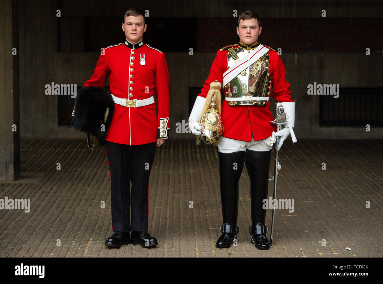 Auf 0001 Samstag, Juni 08 der Scots Guards, Thomas Dell von den Grenadier Guards (links) und sein Zwillingsbruder Trooper Ben Dell der Household Cavalry, die beide an der die Farbe Zeremonie am 8. Juni, der offiziellen Geburtstag der Königin Elisabeth II., ein Embargo verhängt. Stockfoto