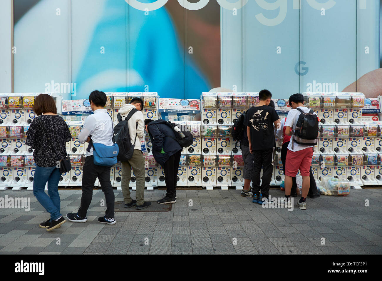 Geheimnis ball Dispenser Linie Chuo-Dori Straße in Akihabara, Tokio, Japan. Die Kugeln enthalten Anime, Manga und anderes Spielzeug Figuren. Stockfoto