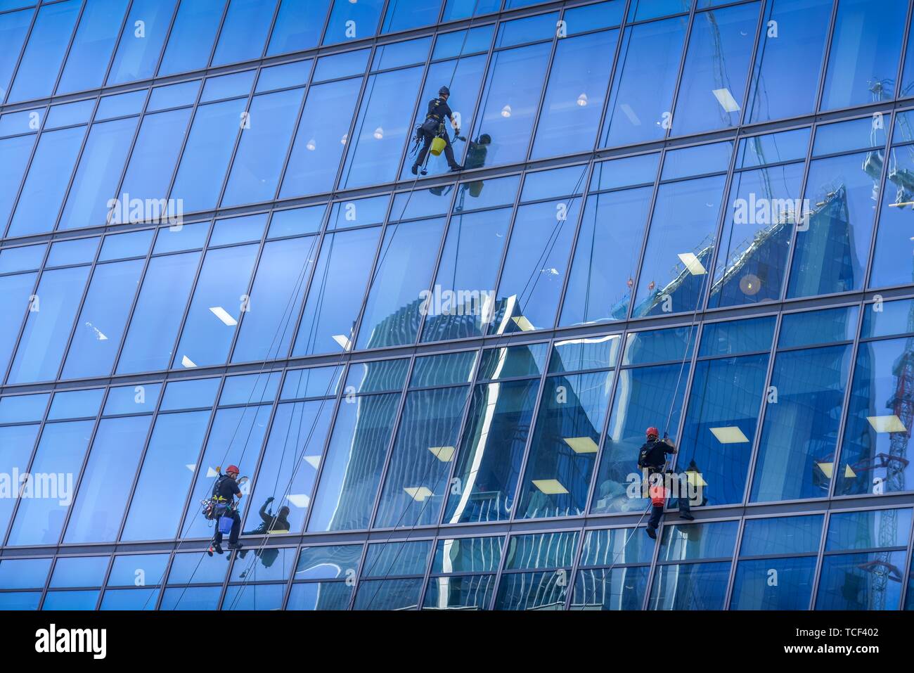 Fensterputzer auf Hebebühne Gebäudereinigung Glasfassade Stock Photo