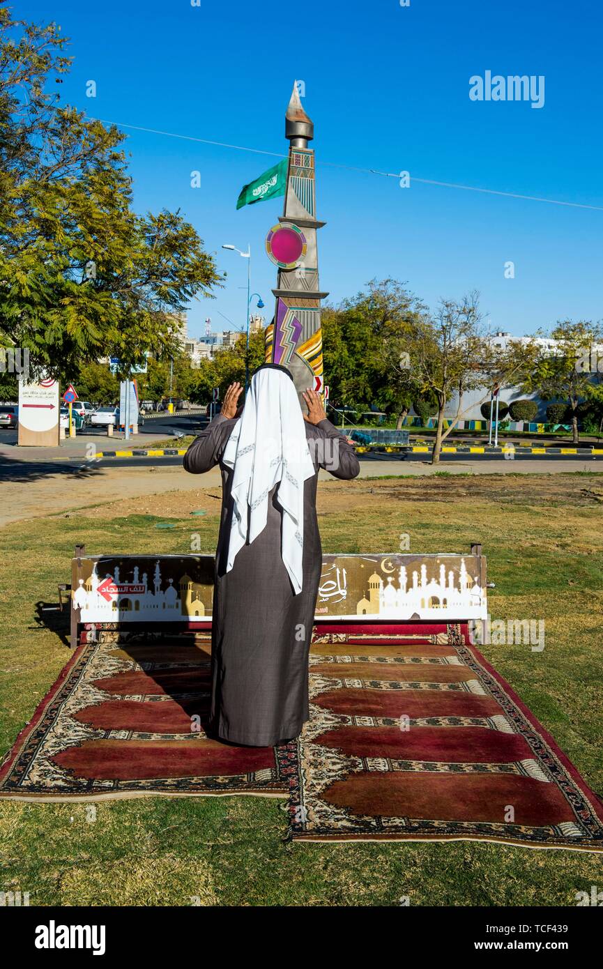 Mann, der betet auf einem mobilen beten Wolldecke, Abha, Saudi-Arabien Stockfoto