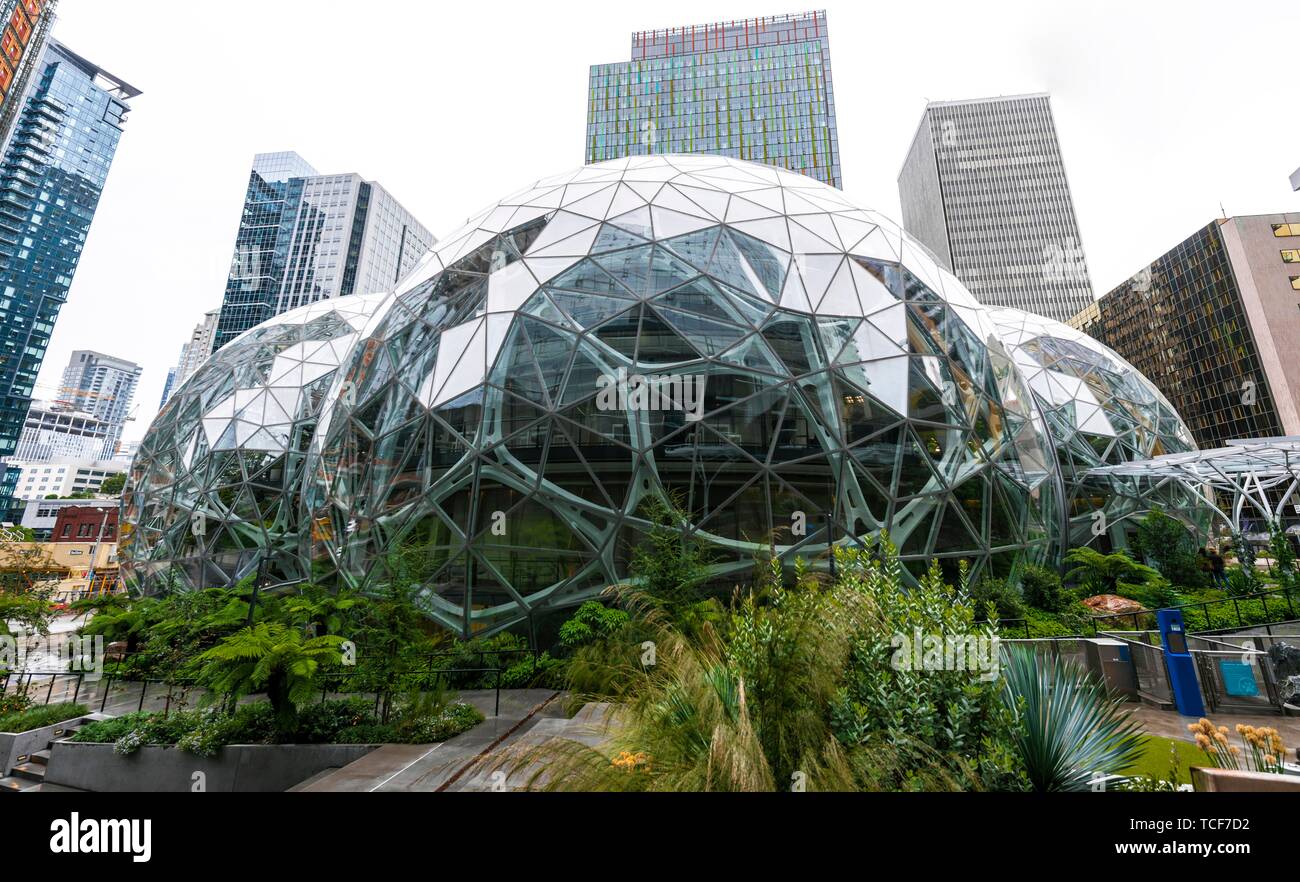 Grüner Bereich vor einem modernen Bürogebäude von Amazon, Amazon Sphären, die Sphären, Seattle, Washington, USA, Nordamerika Stockfoto