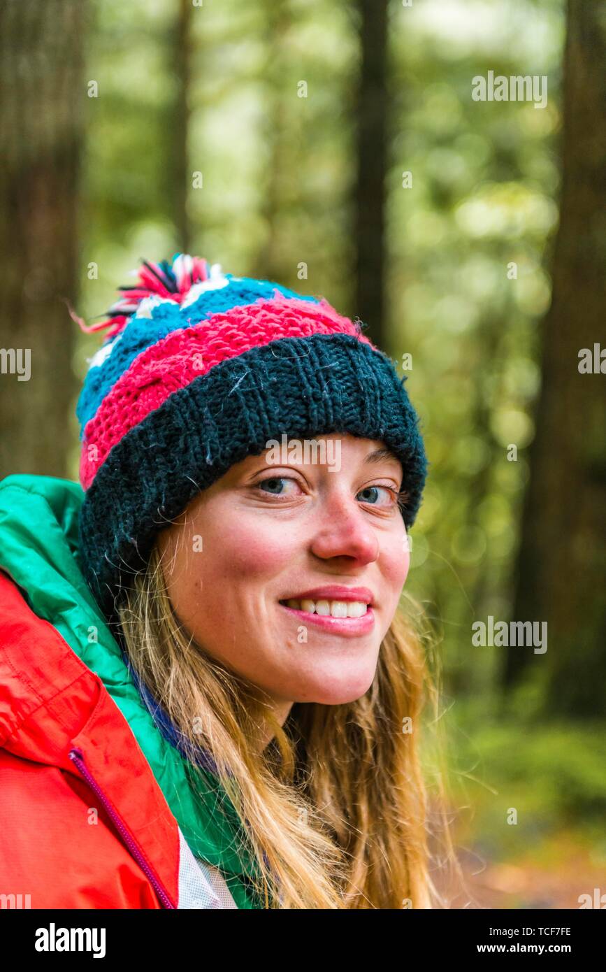 Porträt, frau mit pudel cap Wandern, Berg Baker-Snoqualmie National Forest, Washington, USA, Nordamerika Stockfoto