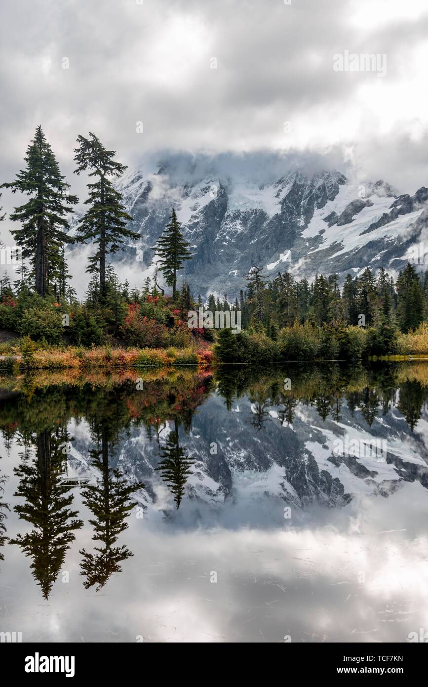 Berg Mt. Shuksan mit Reflexion in Bild See, Herbst Wald vor Gletscher mit Schnee, Eis und Felsen, Berg Baker-Snoqualmie National Fore Stockfoto