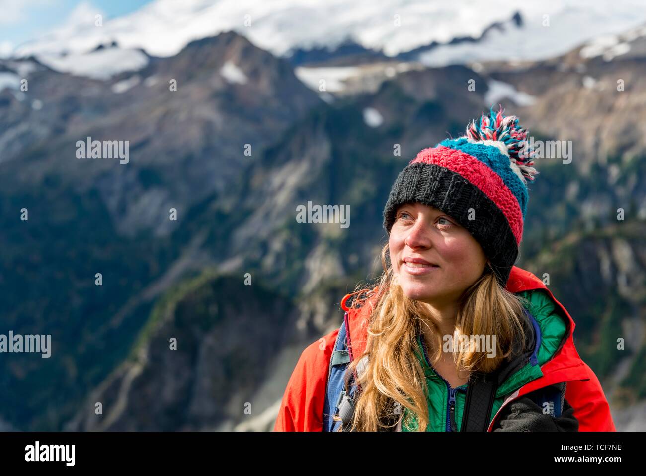 Weibliche Wanderer schaut in die Ferne, Porträt, Landschaft, Mt. Baker-Snoqualmie National Forest, Washington, USA, Nordamerika Stockfoto