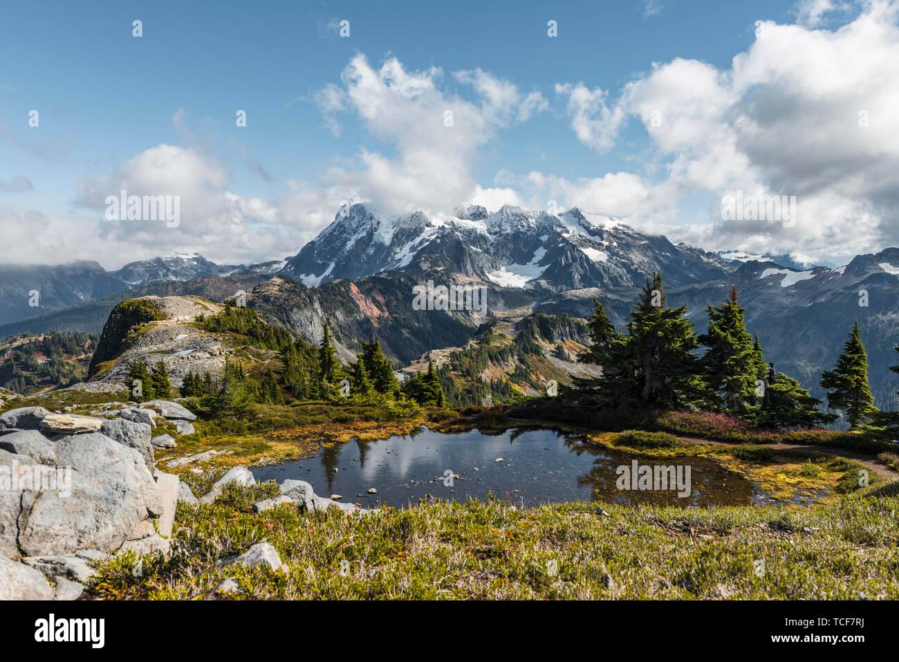 Kleinen Bergsee an der Tischplatte Berg, Blick auf Mt. Mit Schnee und Gletscher, Mt Shuksan. Baker-Snoqualmie National Forest, Washington, USA, North Amer Stockfoto
