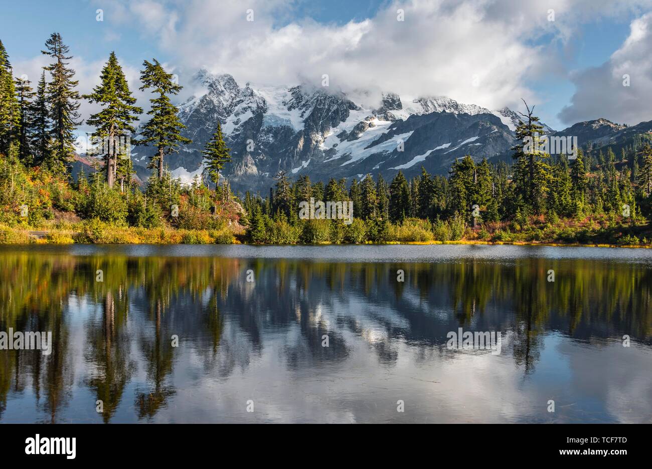 Berg Mt. Shuksan mit Reflexion in Bild See, Wald vor der Gletscher mit Schnee, Eis und Felsen, Berg Baker-Snoqualmie National Forest, Washin Stockfoto