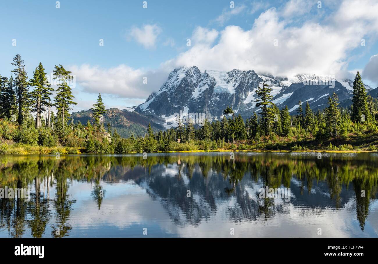 Berg Mt. Shuksan mit Reflexion in Bild See, Wald vor der Gletscher mit Schnee, Eis und Felsen, Berg Baker-Snoqualmie National Forest, Washin Stockfoto