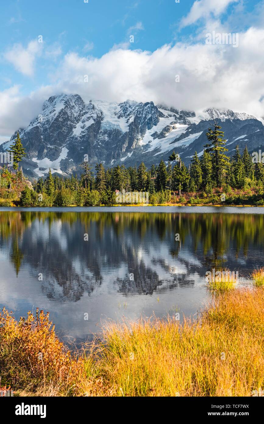 Berg Mt. Shuksan mit Reflexion in Bild See, Wald vor der Gletscher mit Schnee, Eis und Felsen, Berg Baker-Snoqualmie National Forest, Washin Stockfoto