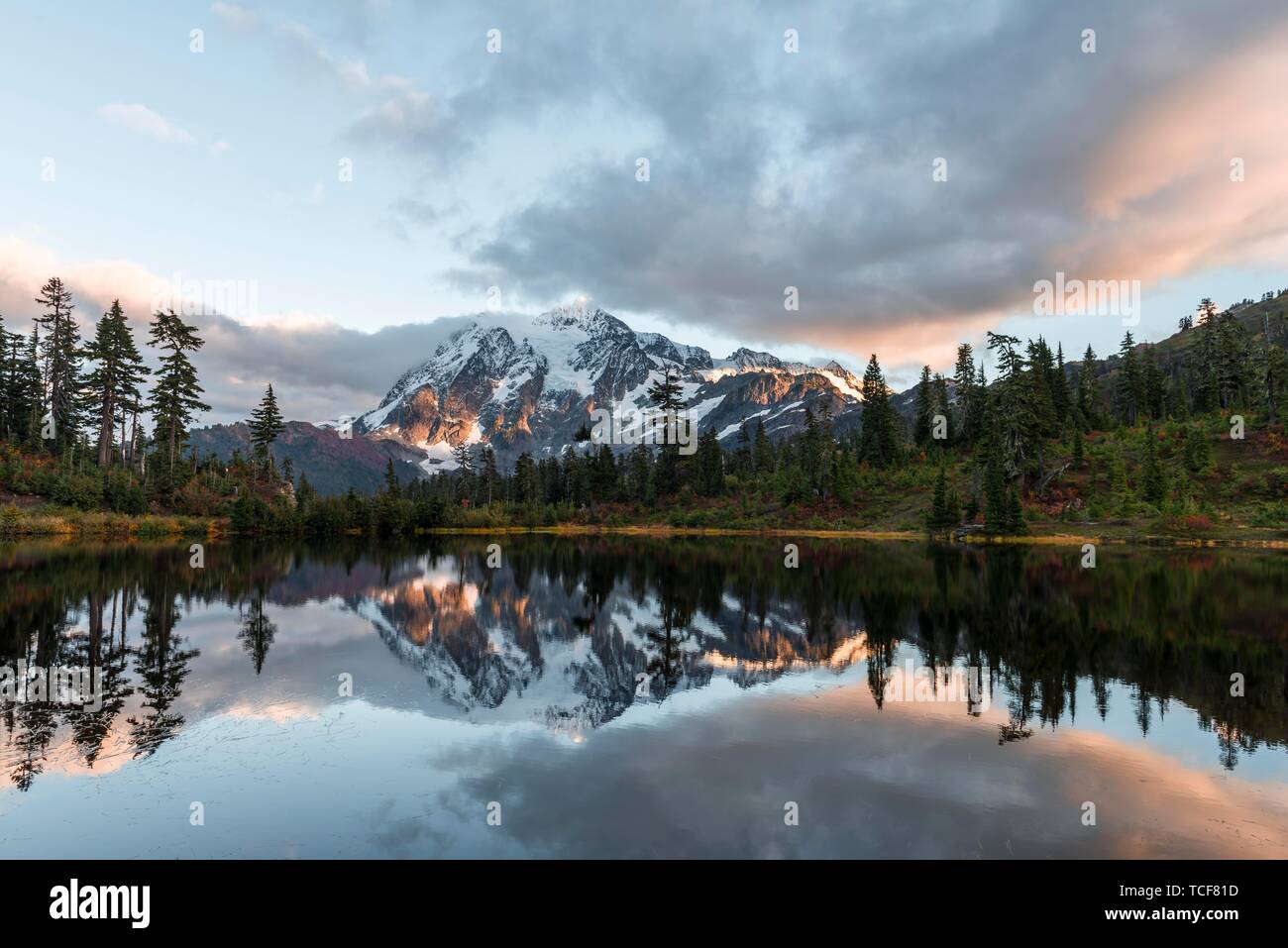 Sonnenuntergang, Mt. Shuksan Gletscher mit Schnee im Bild See, bewaldeten Berglandschaft, Mt. Baker-Snoqualmie National Forest, Washington, USA, noch Stockfoto