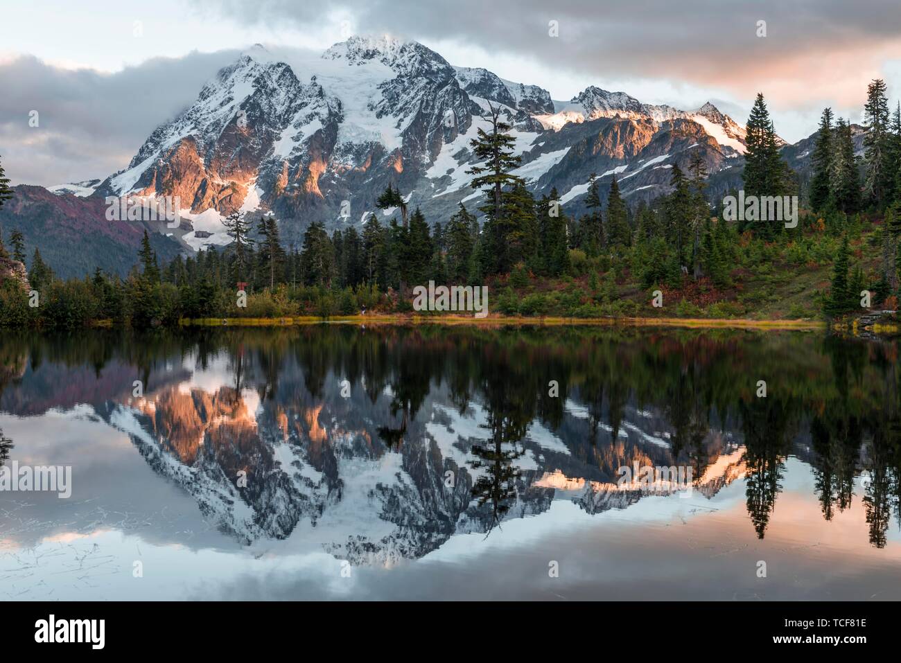 Sonnenuntergang, Mt. Shuksan Gletscher mit Schnee im Bild See, bewaldeten Berglandschaft, Mt. Baker-Snoqualmie National Forest, Washington, USA, noch Stockfoto