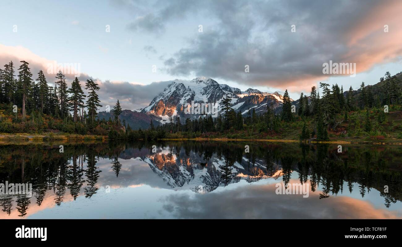 Sonnenuntergang, Mt. Shuksan Gletscher mit Schnee im Bild See, bewaldeten Berglandschaft, Mt. Baker-Snoqualmie National Forest, Washington, USA, noch Stockfoto