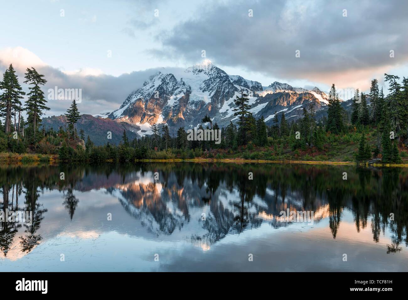 Sonnenuntergang, Mt. Shuksan Gletscher mit Schnee im Bild See, bewaldeten Berglandschaft, Mt. Baker-Snoqualmie National Forest, Washington, USA, noch Stockfoto