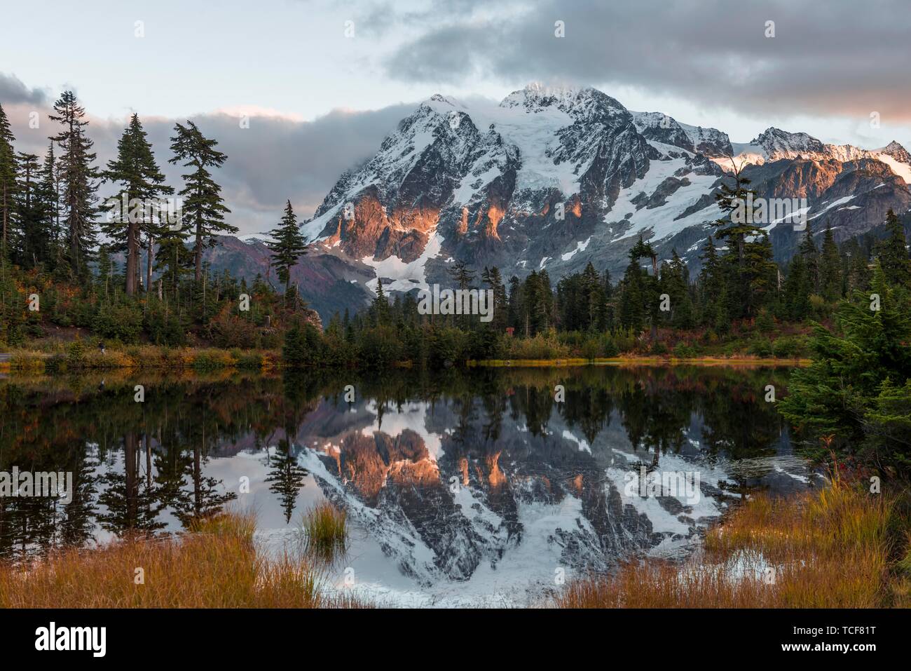 Sonnenuntergang, Mt. Shuksan Gletscher mit Schnee im Bild See, bewaldeten Berglandschaft, Mt. Baker-Snoqualmie National Forest, Washington, USA, noch Stockfoto