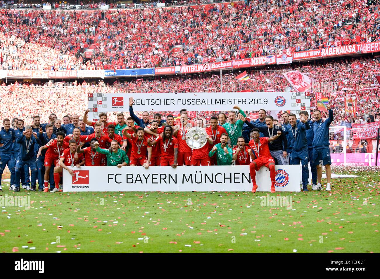 Team Foto, Gruppenfoto, Meisterschaft Feier 2019, FC Bayern München ist zum 29. Mal Deutscher Meister der Bundesliga, Allianz-Arena, München Stockfoto