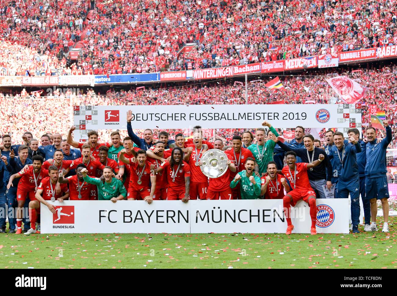 Team Foto, Gruppenfoto, Meisterschaft Feier 2019, FC Bayern München ist zum 29. Mal Deutscher Meister der Bundesliga, Allianz-Arena, München Stockfoto