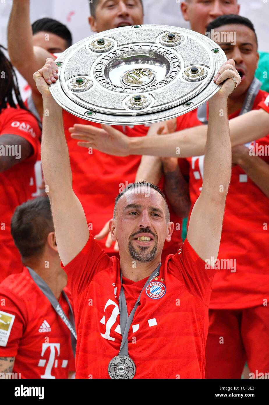 Franck Ribery FC Bayern München, Jubel mit Meisterschale, Trophäe, Meisterfeier 2019, FC Bayern München ist die deutsche Bundesliga Meister zum 29. Mal, Stockfoto