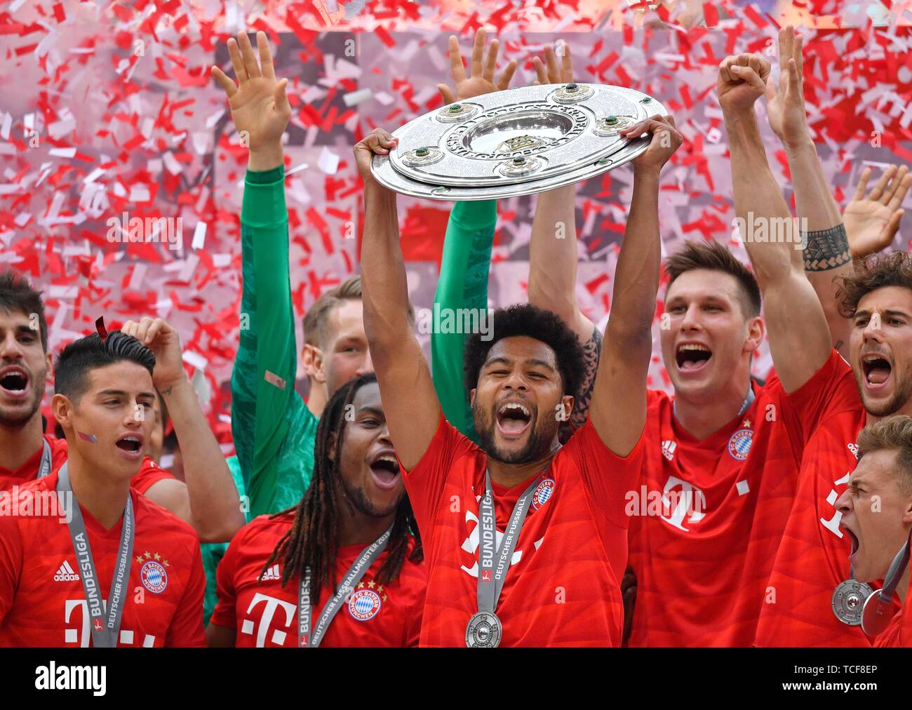 Serge Gnabry FC Bayern München, Jubel mit Meisterschale, Trophäe,  Meisterfeier 2019, FC Bayern München ist zum 29. Mal Deutscher Meister von  der Bunde Stockfotografie - Alamy