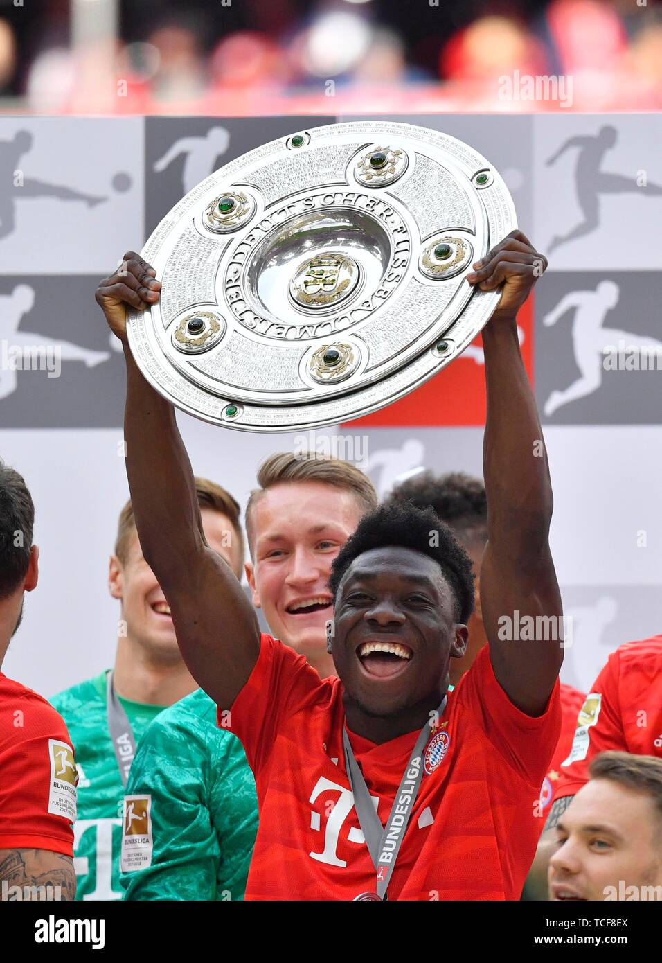 Alphonso Davies, FC Bayern München, Jubel mit Meisterschale, Trophäe, Meisterfeier 2019, FC Bayern München ist zum 29. Mal Deutscher Meister von der Bu Stockfoto