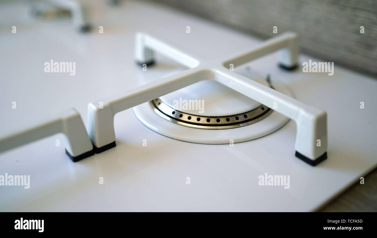 Weißes modernes Gas Herd. Makro Nahaufnahme des modernen Luxus Gas Herd mit Fliesen backsplash Stockfoto