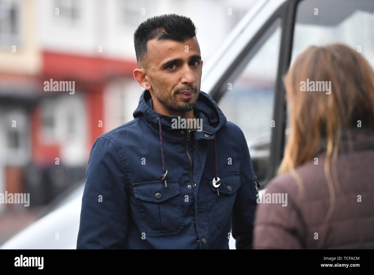 Shakeel Afsar verbindet Demonstranten, als sie ihre erste Demonstration halten, da eine einstweilige Verfügung gewährt wurde außer Aktion unmittelbar außerhalb Anderton Park Primary School, in Moseley, Birmingham, über LGBT-Beziehung Ausbildung Materialien in der Schule verwendet wird. Stockfoto