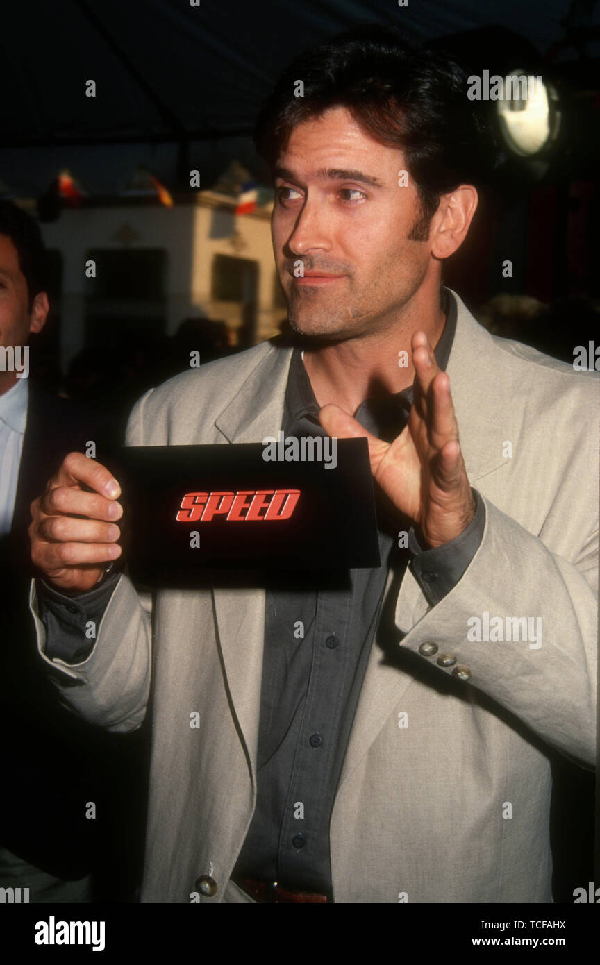 Hollywood, Kalifornien, USA, 7. Juni 1994 Schauspieler Bruce Campbell sorgt Twentieth Century Fox's 'Speed' Premiere am 7. Juni 1994 bei Mann's Chinese Theater in Hollywood, Kalifornien, USA. Foto von Barry King/Alamy Stock Foto Stockfoto