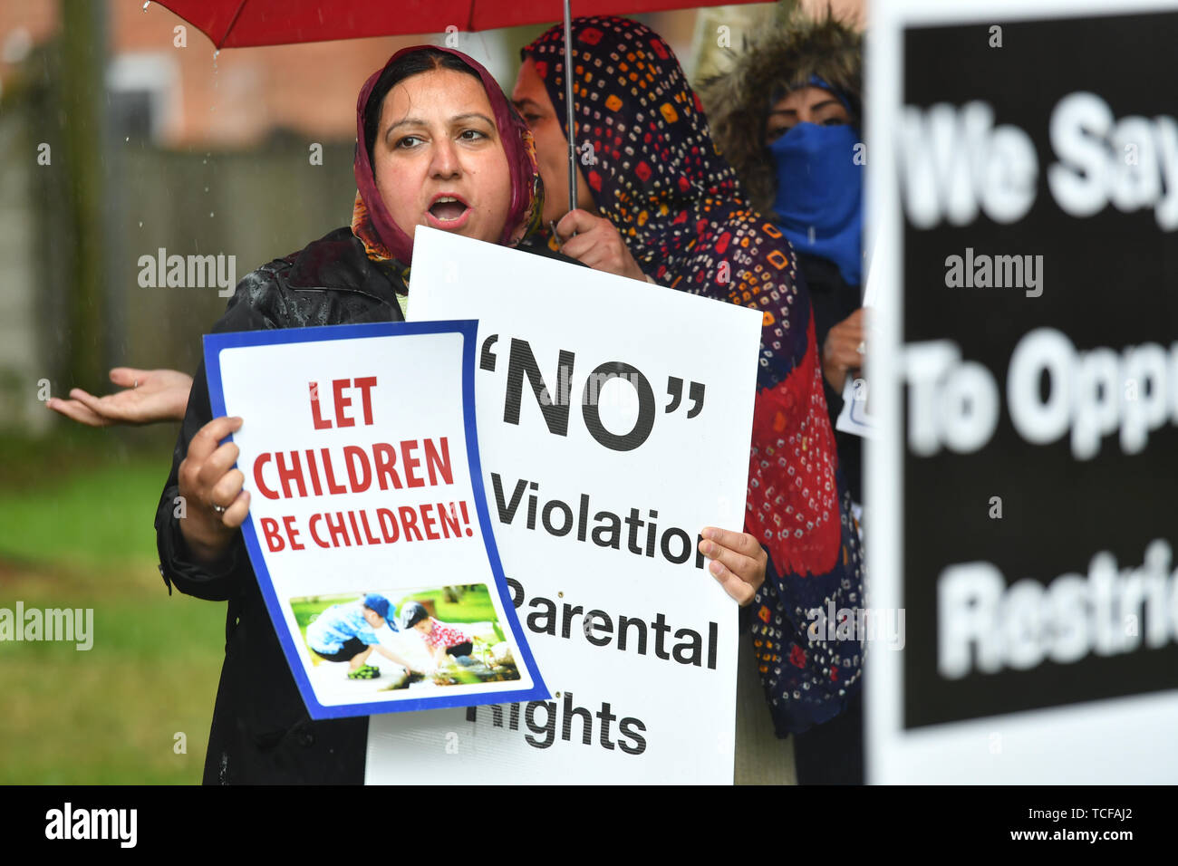 Demonstranten halten ihre erste Demonstration seit eine einstweilige Verfügung gewährt wurde außer Aktion unmittelbar außerhalb Anderton Park Primary School, in Moseley, Birmingham, über LGBT-Beziehung Ausbildung Materialien in der Schule verwendet wird. Stockfoto