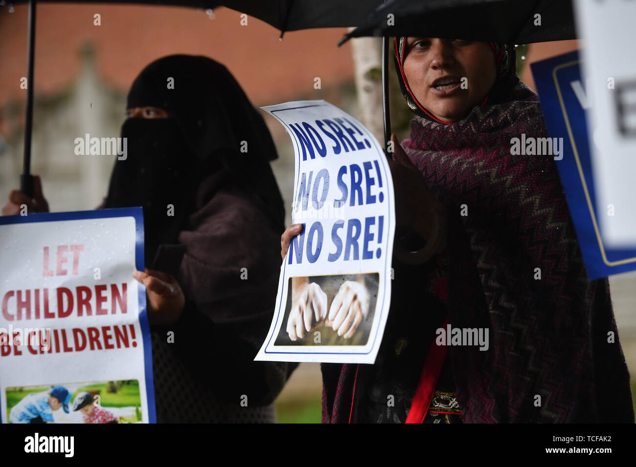 Demonstranten halten ihre erste Demonstration seit eine einstweilige Verfügung gewährt wurde außer Aktion unmittelbar außerhalb Anderton Park Primary School, in Moseley, Birmingham, über LGBT-Beziehung Ausbildung Materialien in der Schule verwendet wird. Stockfoto