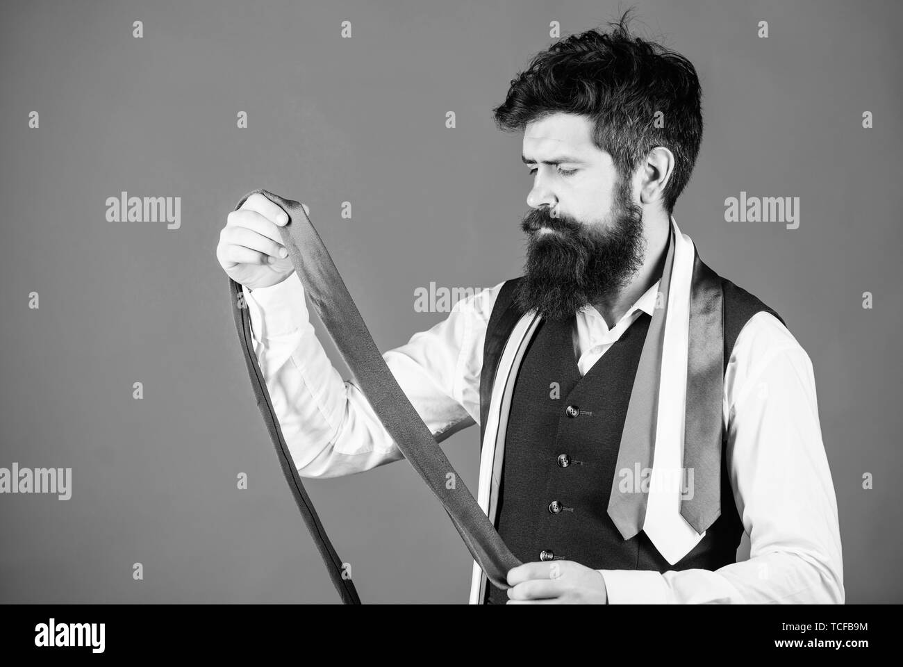 Diese graue Krawatte ist nur das Zubehör. Brutale hipster Holding Luxus krawatte Kollektion. Bärtiger Mann mit Krawatte. Bietet eine große Auswahl an Bindungen. Stockfoto