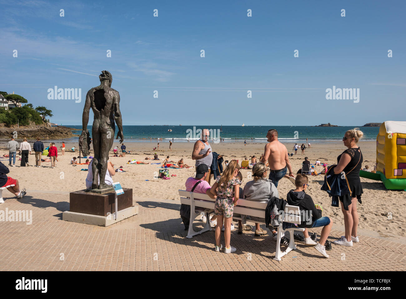 Touristen neben Bronze Skulptur mit dem Titel "Persée Mieter la Tête de Méduse' (Perseus mit dem Haupt der Medusa) am Strand, Palage de L'Ecluse, Dina Stockfoto