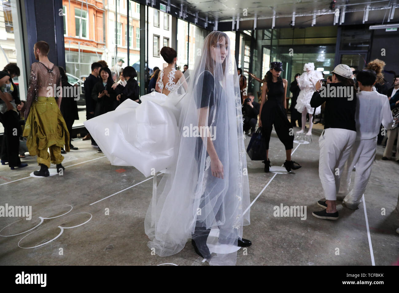 Modelle auf dem Laufsteg während der 2019 Royal College für Kunst Graduate Fashion Show, an der Cork Street Galerien, London statt. Stockfoto