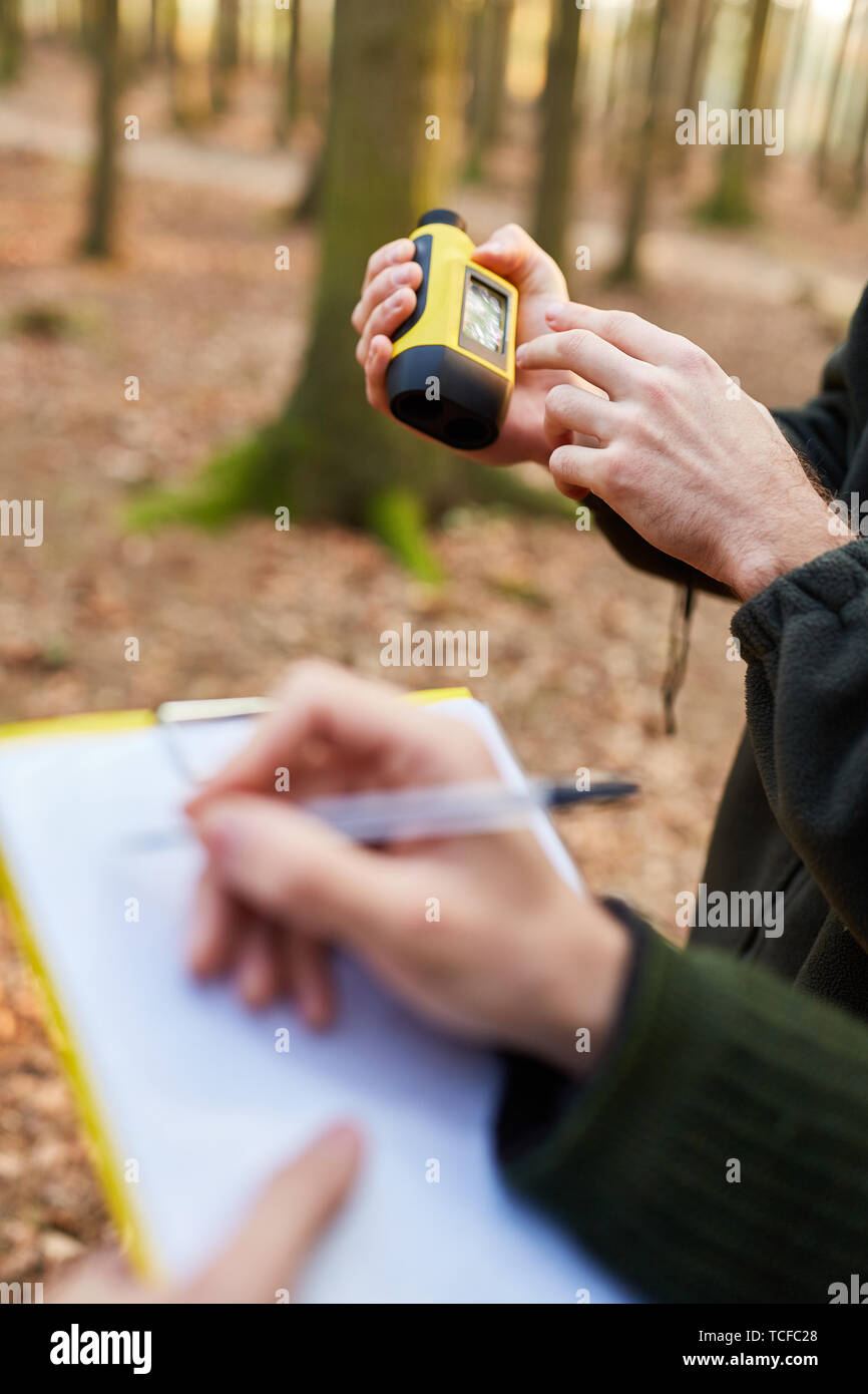 Förster Hinweis Der Baum Höhe nach der Messung mit dem Entfernungsmesser Stockfoto