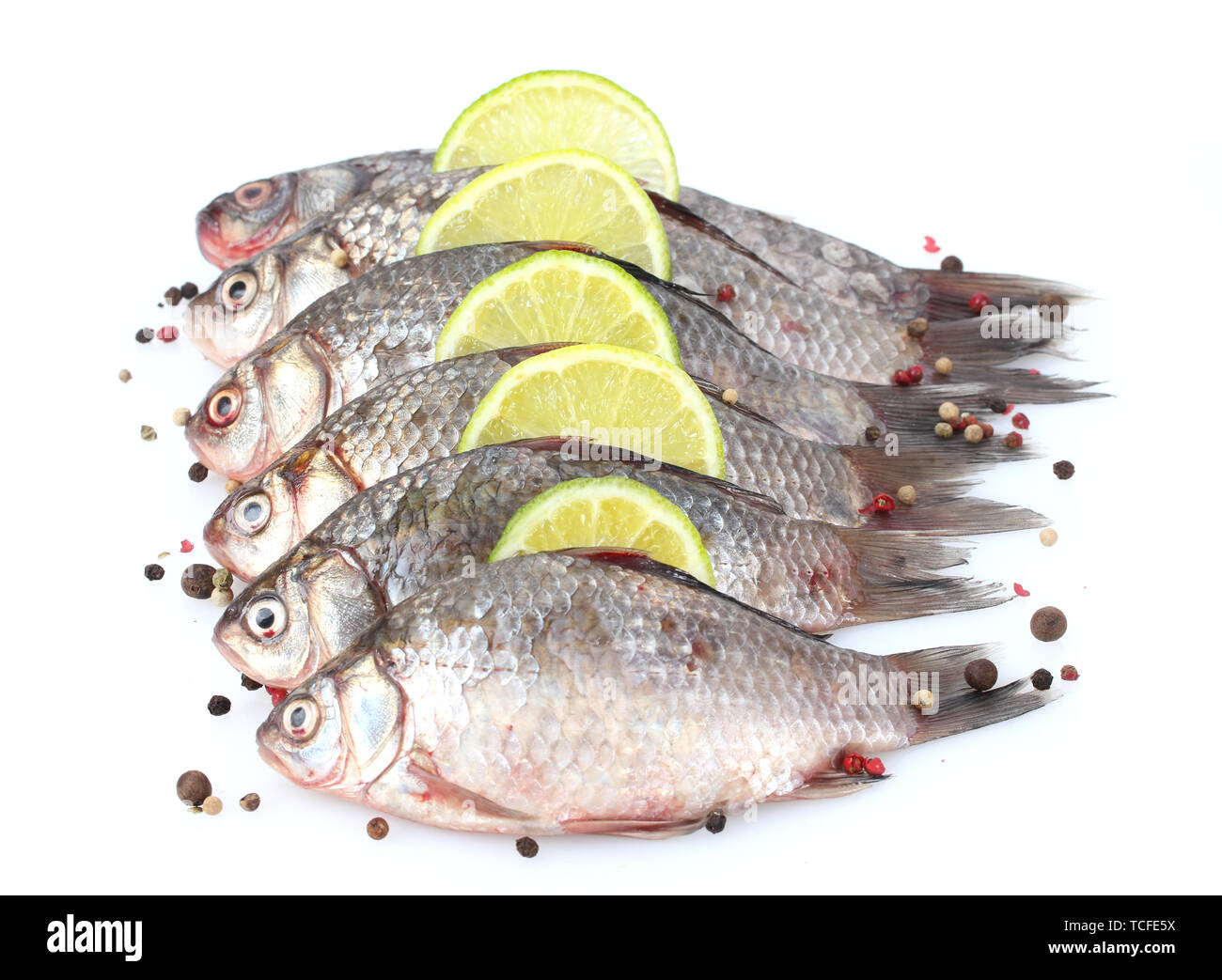 Frische Fische mit Kalk und Spice isoliert auf weißem Stockfoto