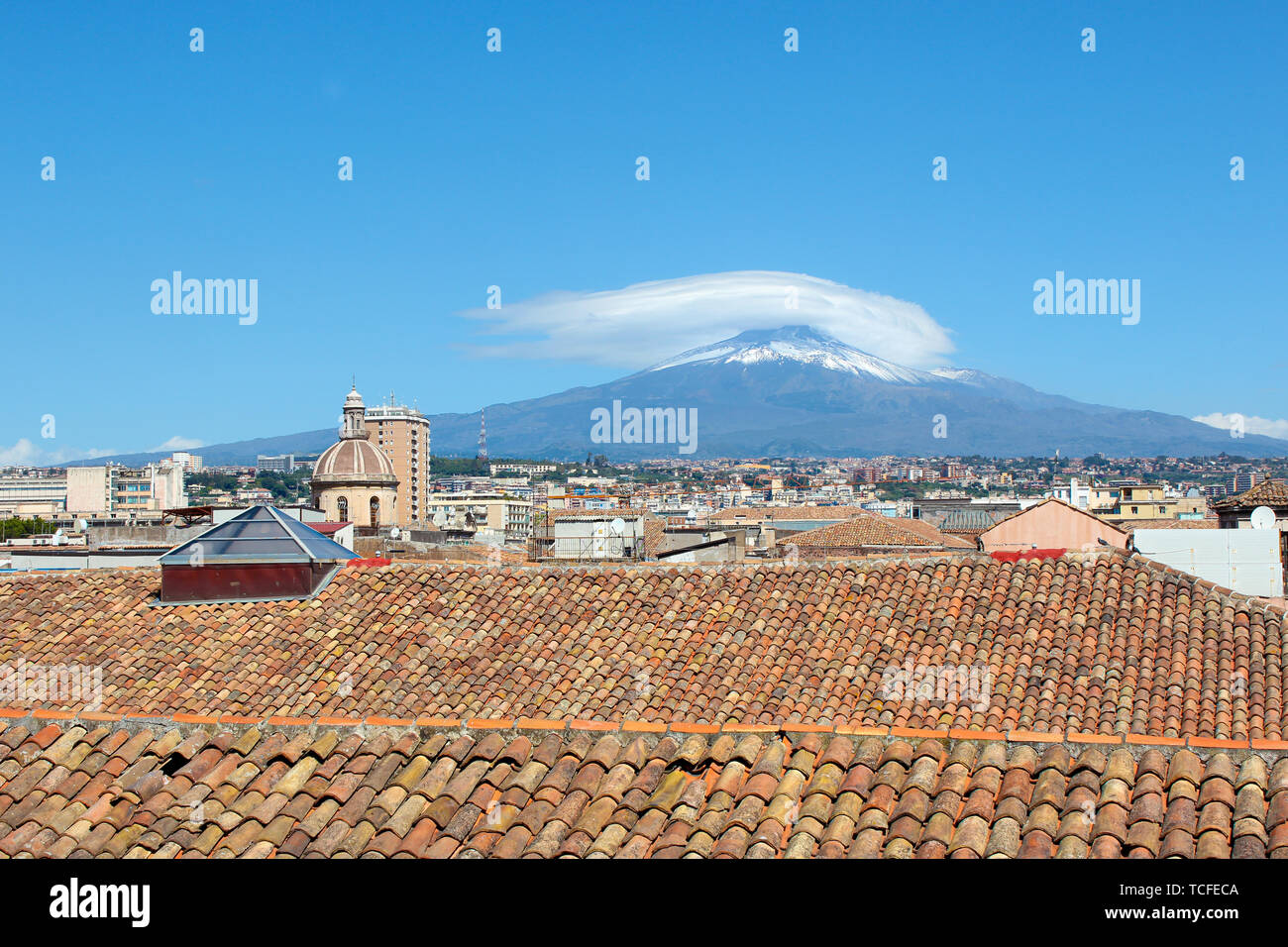 Stadtbild der sizilianischen Catania in Italien aus dem Dach eines Gebäudes im historischen Zentrum. Im Hintergrund gibt es berühmte Vulkan Ätna mit Blick auf die wunderschöne Stadt. Stockfoto