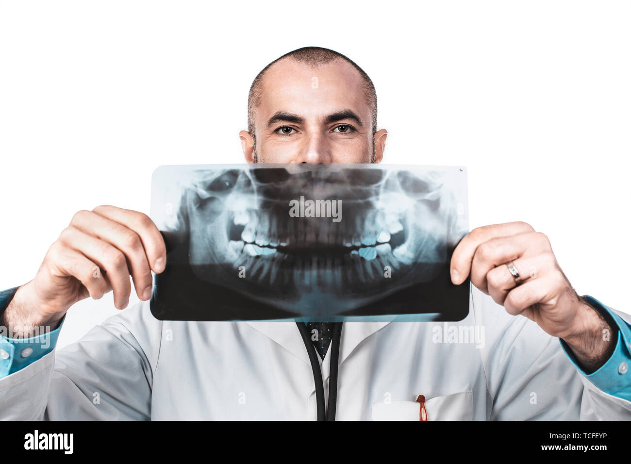 Lustige Portrait von einem Zahnarzt Arzt mit einem Panoramablick auf das Röntgen in seiner Hand. Stockfoto