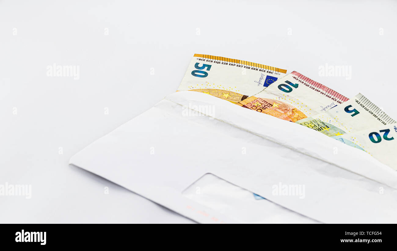 Euro Rechnungen in weißen Umschlag auf weißem Hintergrund, Konzept, Bestechung, Kopie Raum Stockfoto
