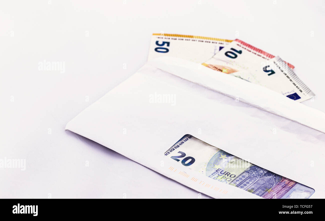 Euro Rechnungen in weißen Umschlag auf weißem Hintergrund, Konzept, Bestechung, Kopie Raum Stockfoto